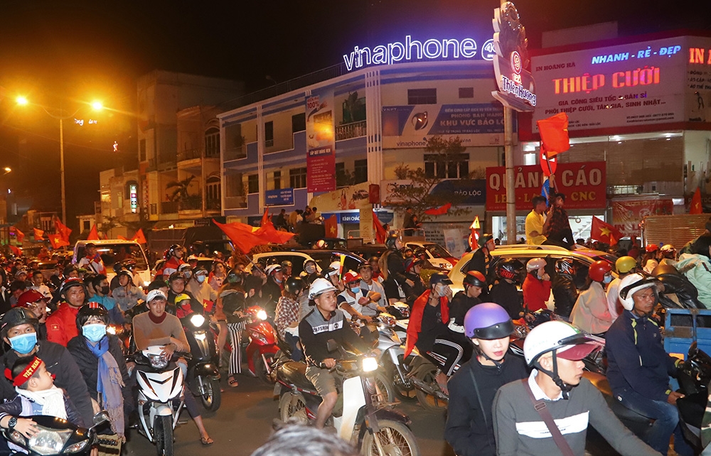 Đường phố Bảo Lộc ngập tràn cờ đỏ sao vàng