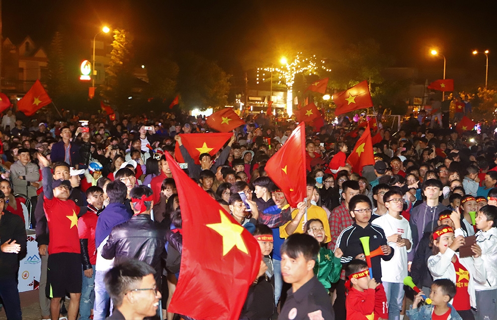 Người hâm mộ Bảo Lộc tới cổ vũ đội tuyển đông nghẹt tại quảng trường 28/3. Ảnh: K.Phúc