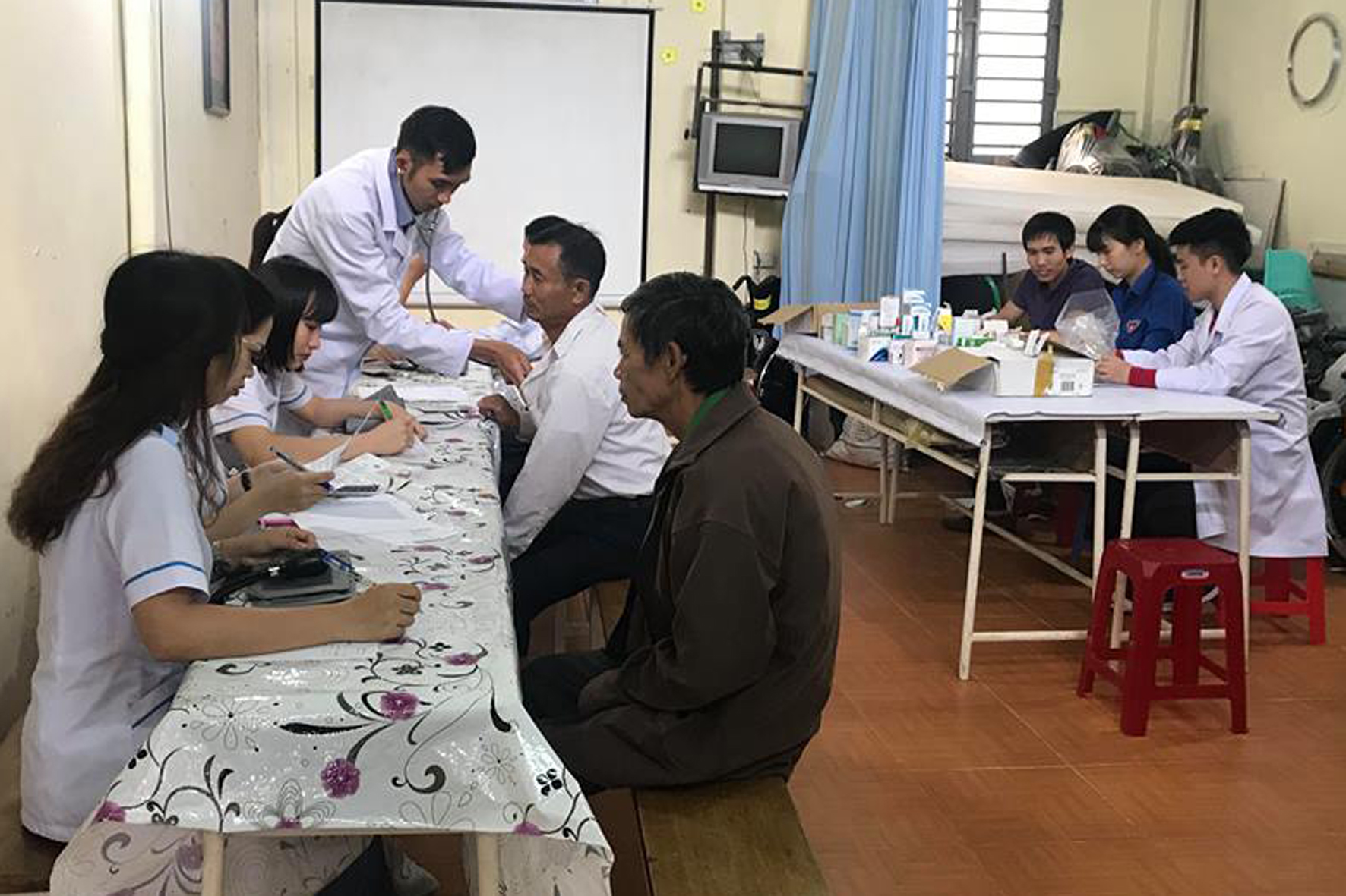 Bệnh viện Đa khoa II Lâm Đồng khám bệnh, phát thuốc miễn phí cho hơn 50 người khuyết tật