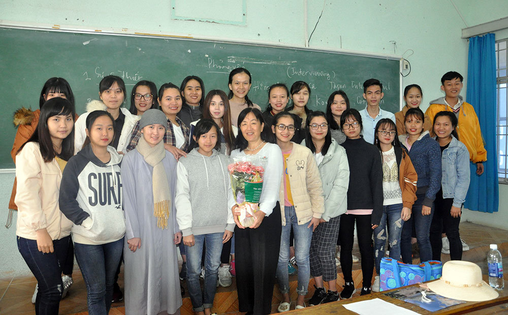 Gặp cô giáo Nhật dạy ngoại ngữ tại Ðại học Ðà Lạt