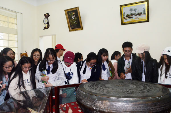 Học sinh được tham quan, trải nghiệm tại các khoa