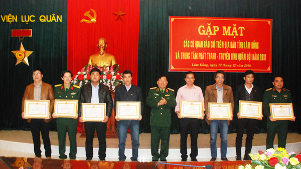 Học viện Lục quân tặng Giấy khen cho các nhà báo
