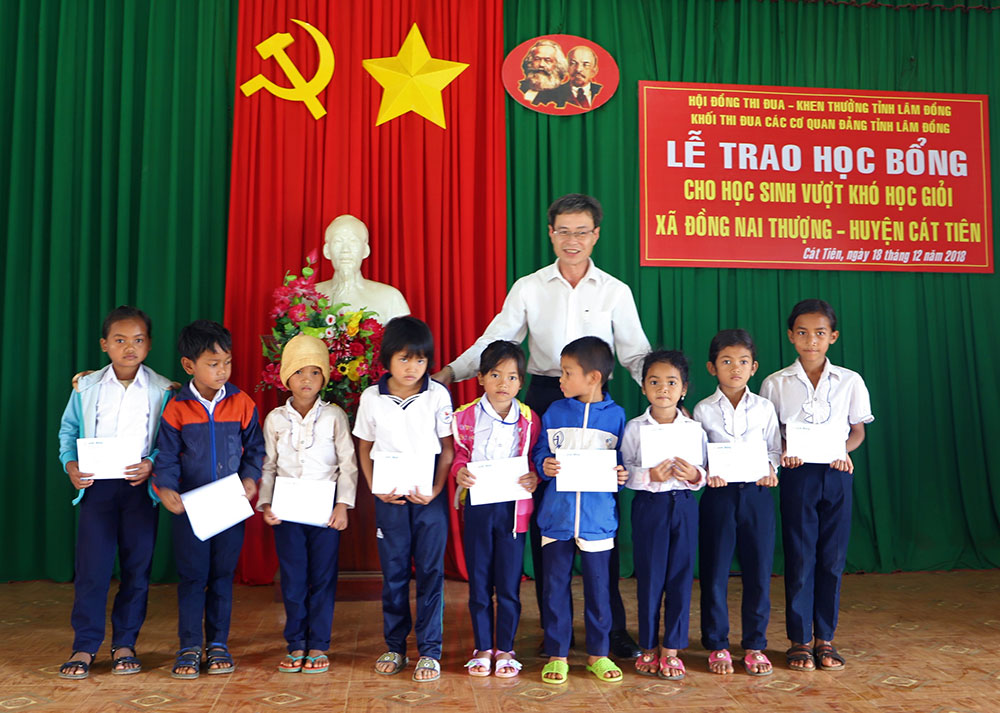Khối thi đua Các cơ quan Đảng Tỉnh ủy Lâm Đồng trao 30 suất học bổng cho học sinh nghèo Đồng Nai Thượng