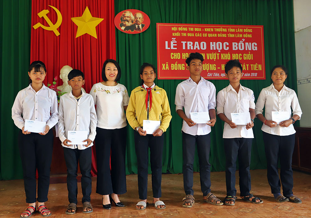 Bà Nguyễn Thị Nhạn - Phó Trưởng Ban thường trực Ban Tổ chức Tỉnh ủy trao học bổng cho HS nghèo