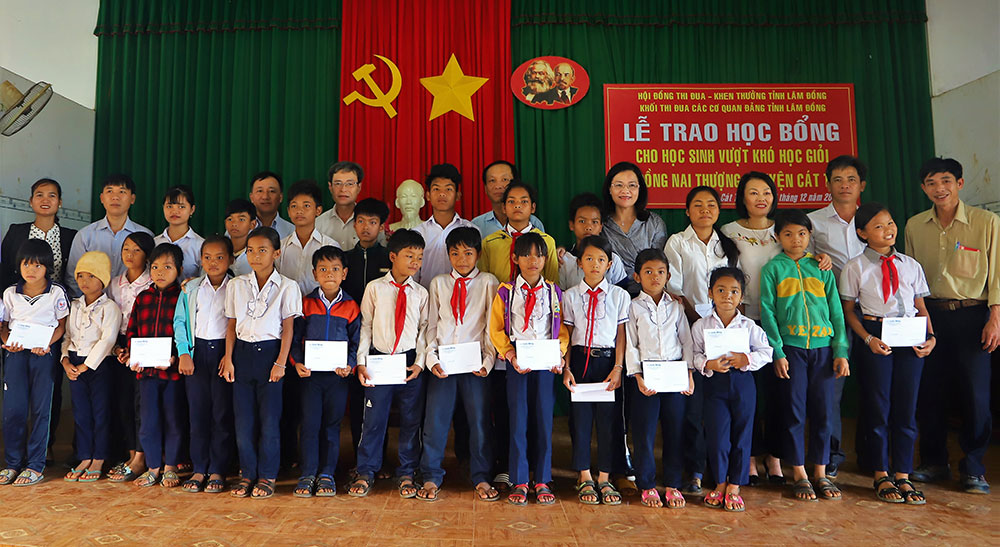 Đoàn Khối thi đua Các cơ quan Đảng Tủy ủy Lâm Đồng trao học bổng cho HS nghèo xã Đồng Nai Thượng