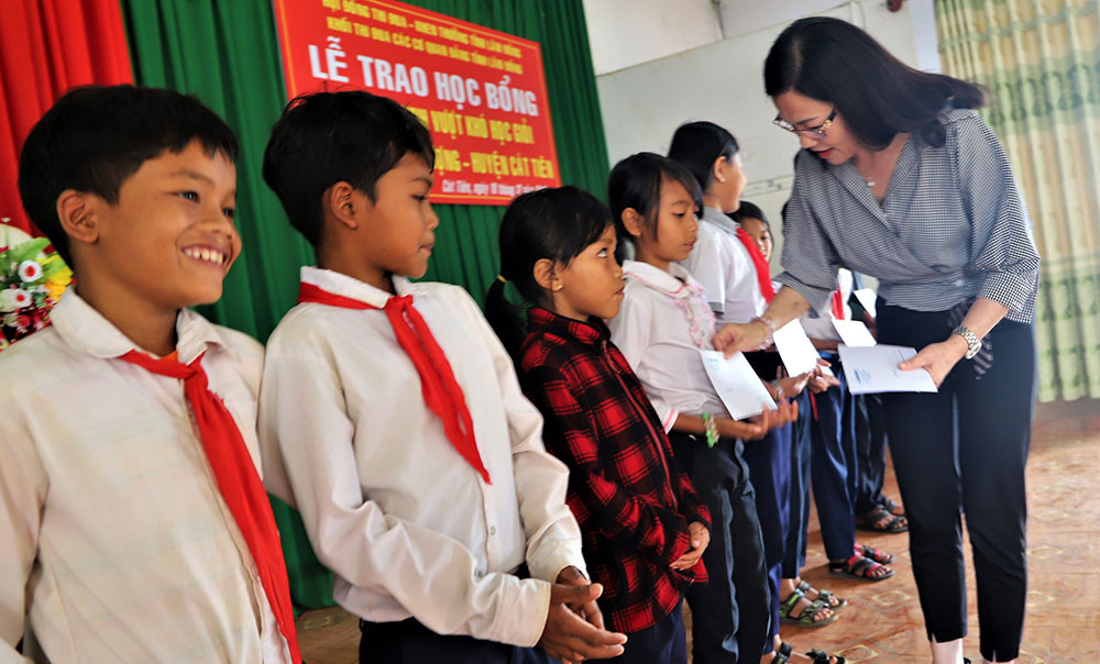 Bà Hồ Thị Lan - Tổng Biên tập Báo Lâm Đồng trao học bổng cho HS nghèo
