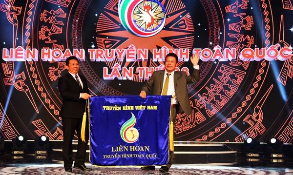 Ban tổ chức Liên hoan Truyền hình toàn quốc lần thứ 38 trao cờ cho đơn vị đăng cai LHTHTQ lần thứ 39