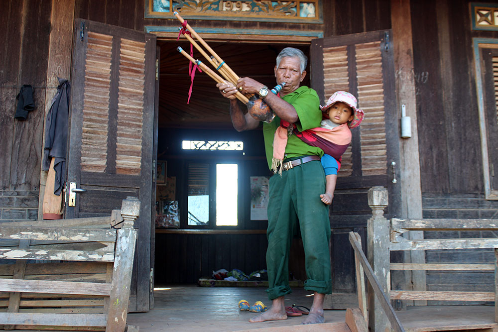 Giữ giai âm buôn làng