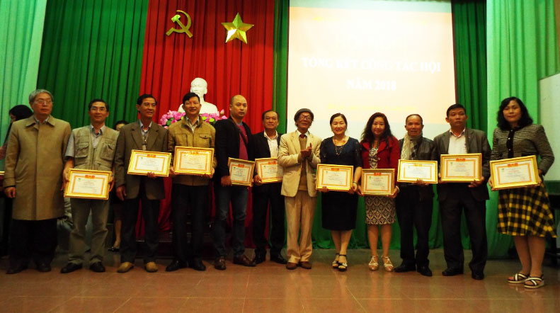Khen thưởng các tập thể, cá nhân hội viên xuất sắc