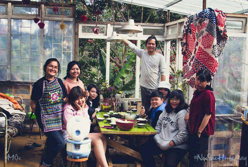 Du khách thưởng thức bữa tối đơn giản cùng gia đình chủ tại homestay Ngó Dâu