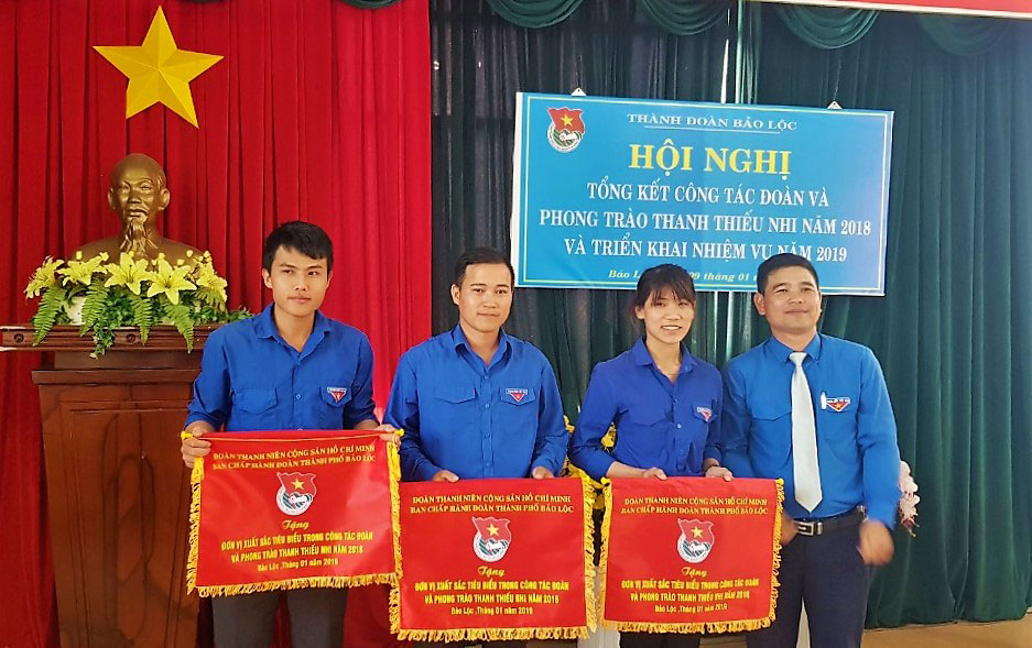Thành Đoàn Bảo Lộc tặng Cờ cho các đơn vị xuất sắc, tiêu biểu