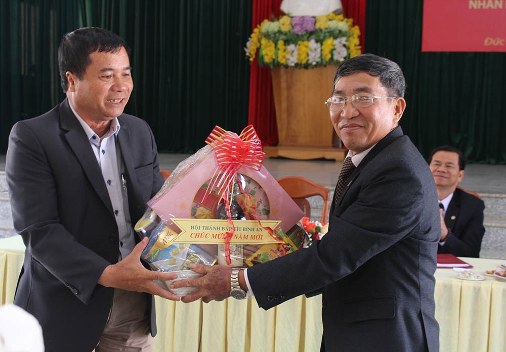 Đại diện các tôn giáo tặng quà lãnh đạo huyện Đức Trọng