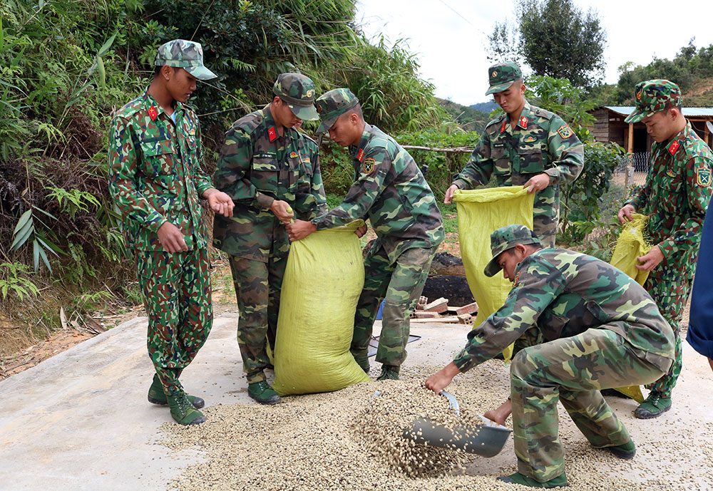 Cán bộ, chiến sĩ trẻ Bộ CHQS tỉnh tham gia đợt công tác dân vận tại Đưng K’Nớ (Lạc Dương)