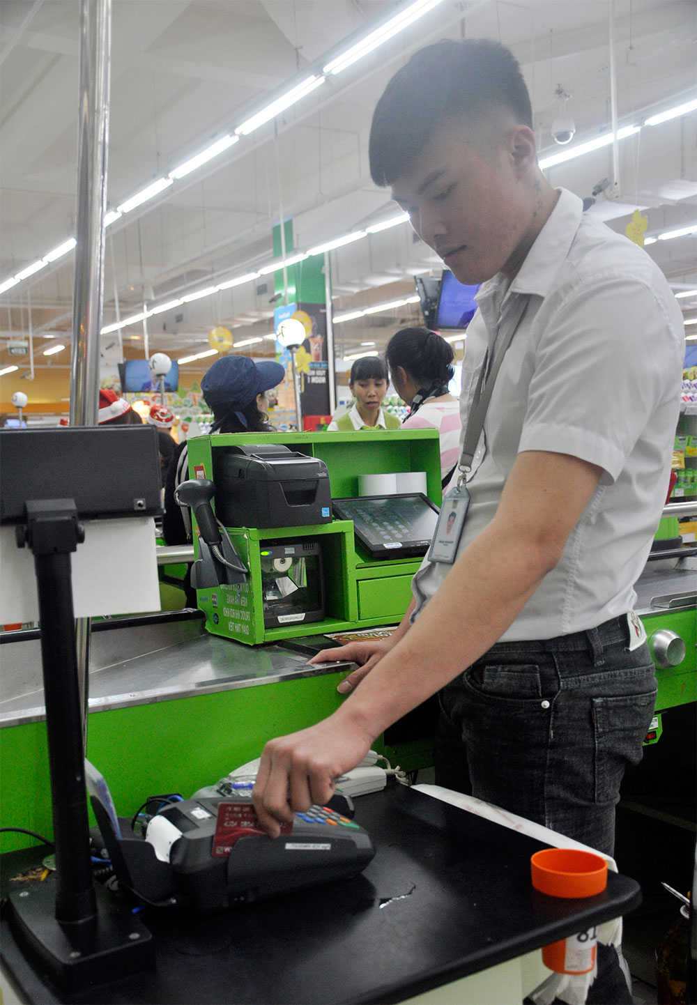 Ngày càng có nhiều người dùng thẻ trong thanh toán