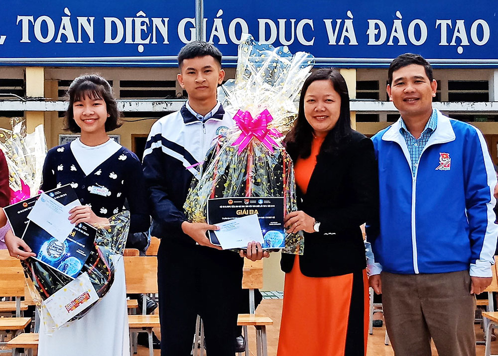 Phương Uyên và Công Minh trong ngày được nhà trường và Thành Đoàn Bảo Lộc biểu dương về sáng kiến Real Act