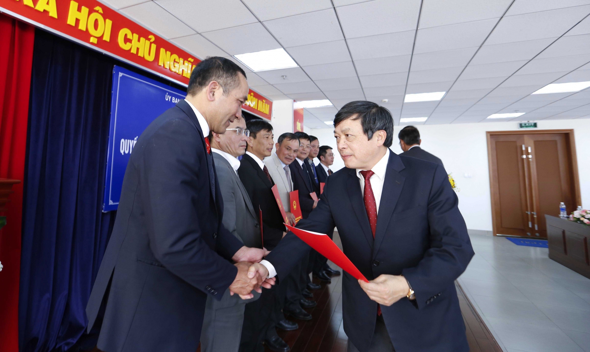 Chủ tịch UBND tỉnh Lâm Đồng Đoàn Văn Việt trao Quyết định bổ nhiệm Chánh VP, phó Chánh VP Văn phòng Đoàn ĐBQH, HĐND và UBND tỉnh