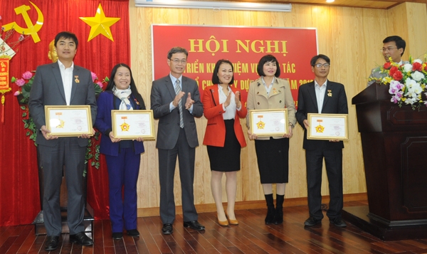 Trao tặng Kỷ niệm chương của Ban Tổ chức Trung ương “Vì sự nghiệp công tác tổ chức xây dựng Đảng
