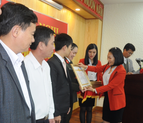 Trao giấy khen cho các tập thể và cá nhân
