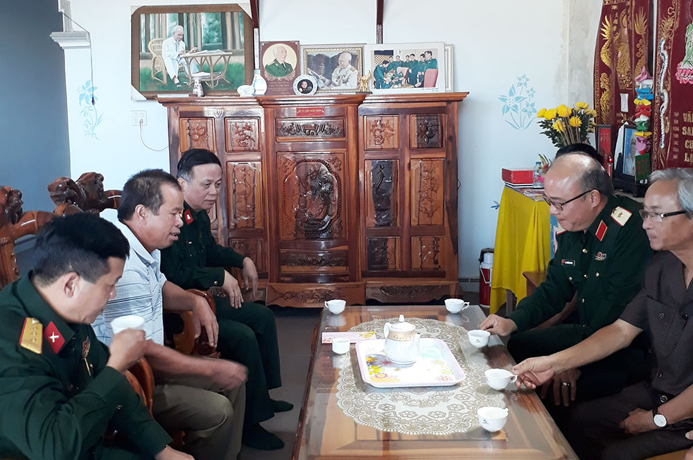 Thủ trưởng Bộ Tư lệnh Quân khu 7 thăm, chúc Tết Huyện ủy, HĐND, UBND, UBMTTQVN huyện Đạ Tẻh.