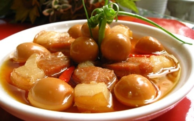 Mâm cỗ ngày Tết của người miền Nam không thể thiếu thịt heo kho trứng nước dừa