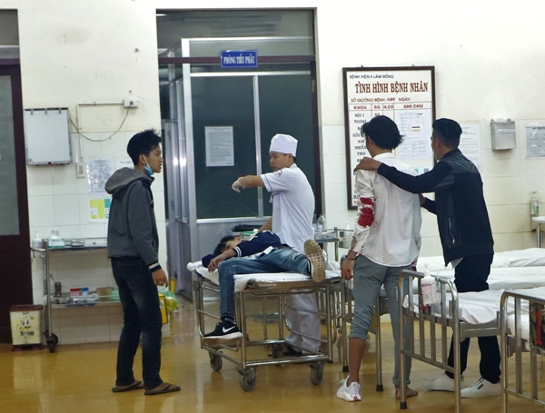 Đêm 30 Tết, Khoa Cấp cứu Bệnh viện II Lâm Đồng phải tăng gấp đôi quân số để phục vụ bệnh nhân. Ảnh: Phúc Khánh