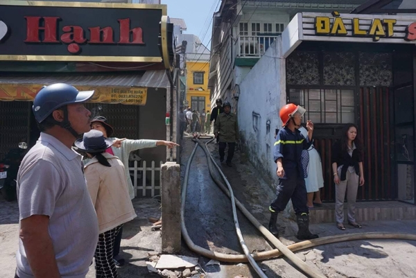 Căn nhà bị cháy nằm sâu trong con hẻm nhỏ giữa khu dân cư đông đúc