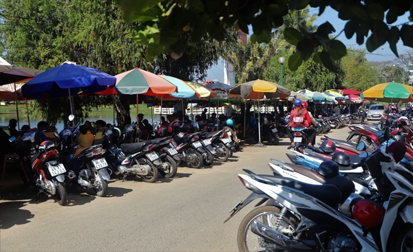 Khu vực bờ hồ Đồng Nai xe cộ dựng chật kín cả lối đi