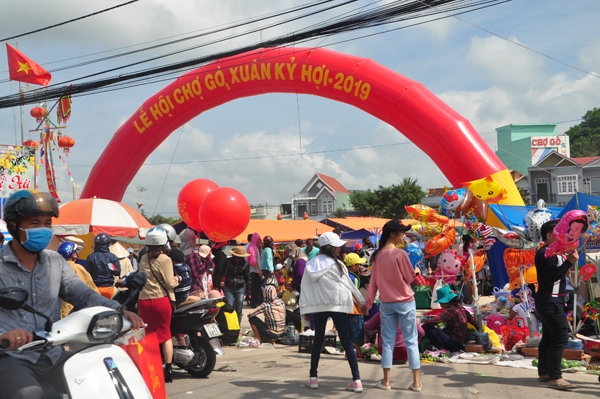 Đi chợ mỗi năm chỉ họp 1 lần