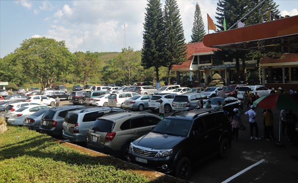 1 trong 6 bãi giữ xe tại Thác ĐamB’ri không còn chỗ trống