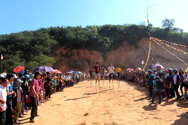 Trong phần hội, các trò chơi dân gian như đi cà kheo, đâm bù nhìn được đông đảo người dân tham gia