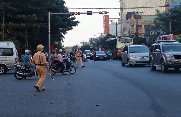 Quốc lộ 20 kẹt cứng, Công an Bảo Lộc căng mình điều tiết giao thông