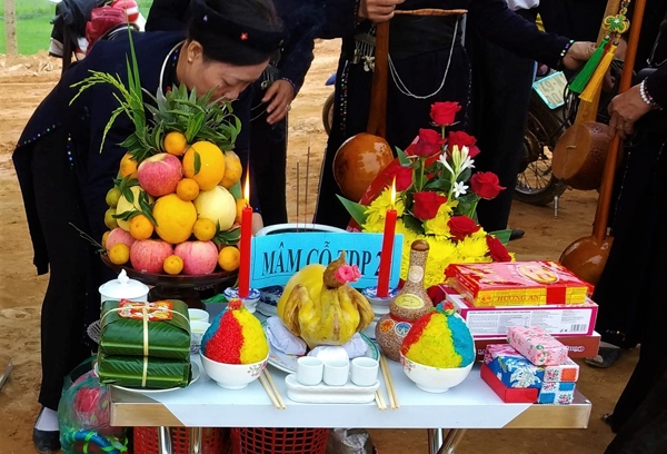 Bà con Tày, Nùng chuẩn bị mâm cúng tạ ơn trời, đất