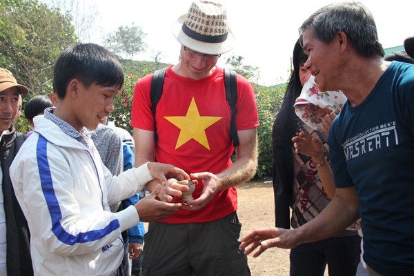 Du khách nước ngoài vui hội làng Mông