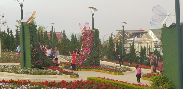 Tuy không còn cảnh quá tải giao thông đi lại nhưng lượng khách đến tham quan, nghỉ dưỡng tại Đà Lạt vẫn còn đông