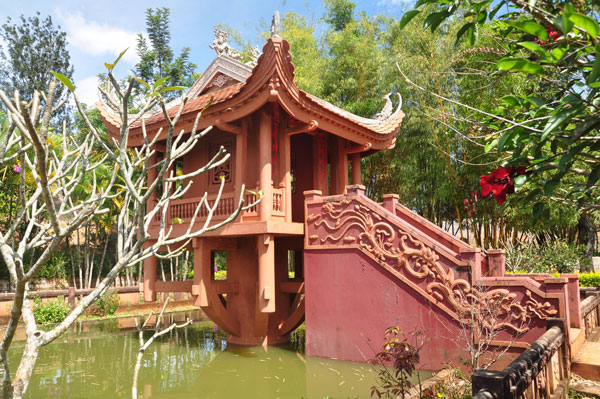 Mô hình Chùa Một Cột tại chùa Vạn Đức, Tà Nung. Ảnh: V.Trọng