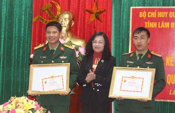 Lãnh đạo Báo Lâm Đồng tặng bằng khen cho 2 cá nhân Có thành tích tuyên truyền nhiệm vụ quốc phòng địa phương trên Báo Lâm Đồng