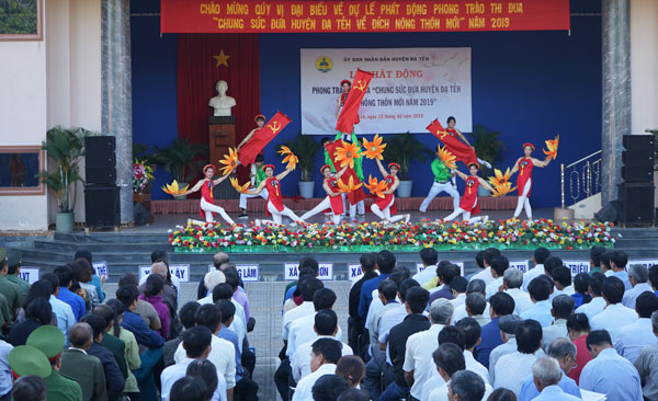 Đông đảo người dân đến tham dự phát động chung sức về đích nông thôn mới