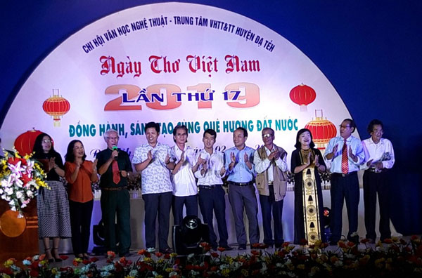 Chụp hình lưu niệm đêm thơ