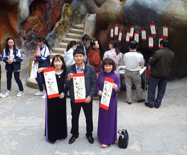 Không gian thơ và thư pháp thu hút công chúng