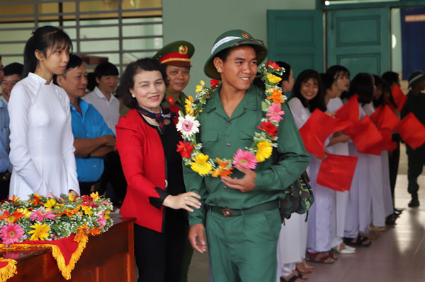Đồng chí Nguyễn Thị Nguyên - Giám đốc Sở VT - TTDL tỉnh tặng hoa chúc mừng tân binh. Ảnh: Khánh Phúc