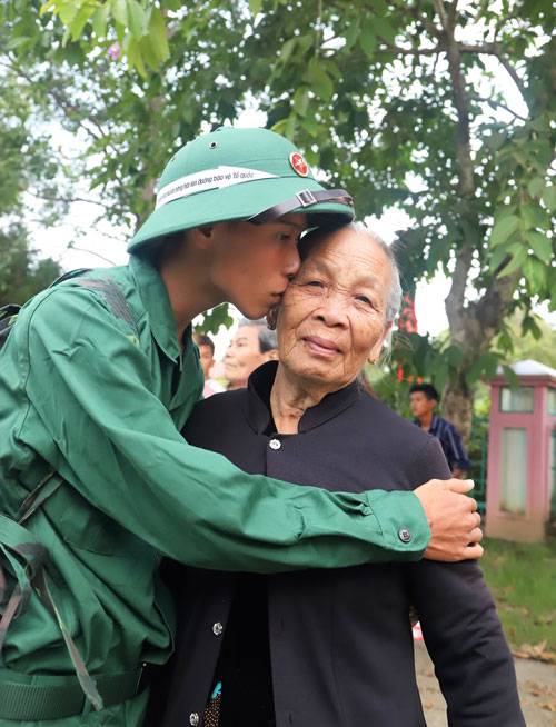 Bà nội tiễn cháu lên đường làm nhiệm vụ bảo vệ Tổ quốc. Ảnh: Khánh Phúc