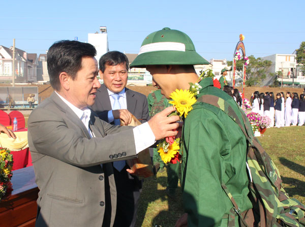 Đồng chí Phan Văn Đa – TUV, Phó Chủ tịch UBND tỉnh tặng hoa cho các tân binh. Ảnh: Thy Vũ