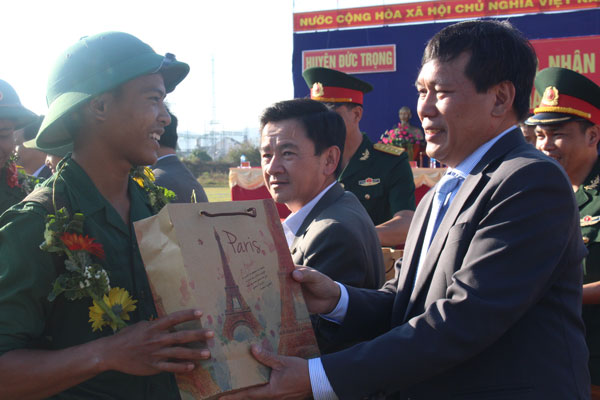 Đồng chí Võ Văn Phương – Phó Bí thư, Chủ tịch UBND huyện Đức Trọng, tặng quà các tân binh. Ảnh: Thy Vũ