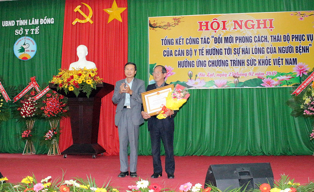 BSCKII Trần Văn Thích - Nguyên Phó Giám đốc BVĐK tỉnh vinh dự đón nhận Huân chương Lao động hạng Ba