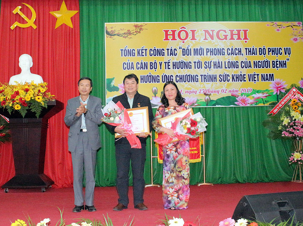 UBND tỉnh tặng Bằng khen cho các Chiến sĩ thi đua của ngành Y tế Lâm Đồng