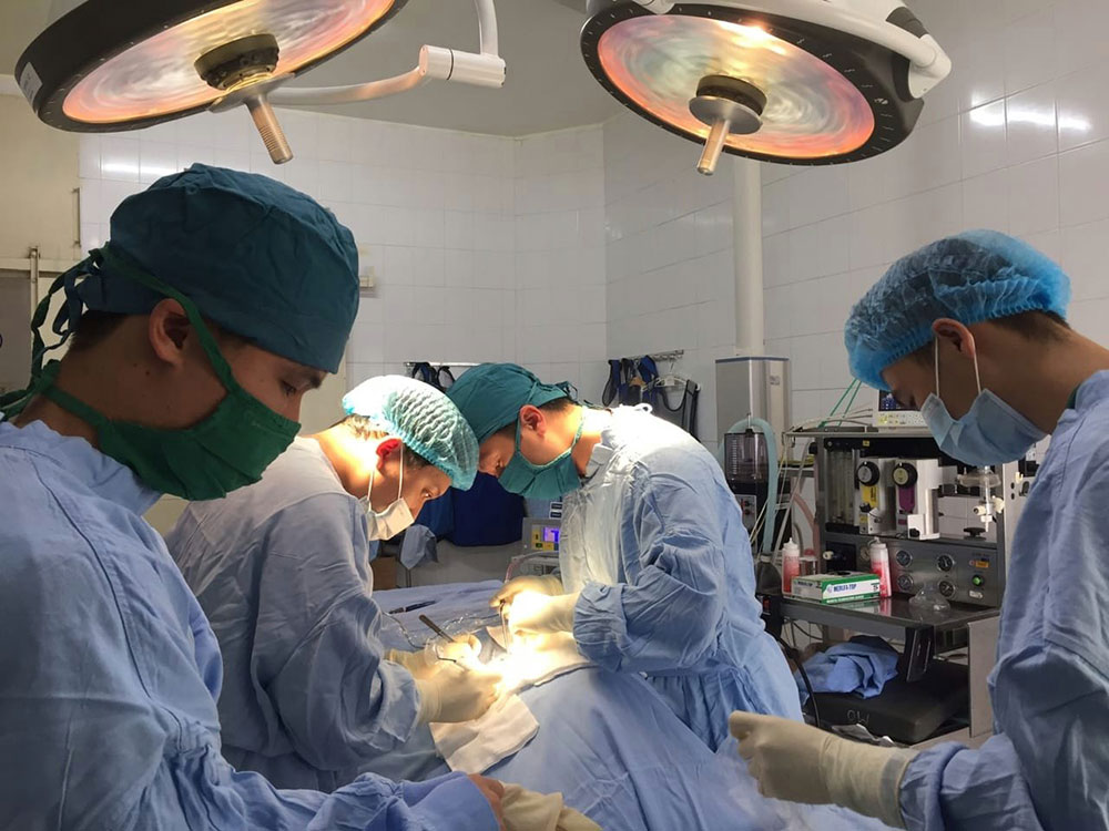Bệnh viện đa khoa Lâm Đồng triển khai nhiều kỹ thuật mới (Trong ảnh -  Ê kip phẫu thuật ngoại thần kinh đang làm việc trong phòng mổ)