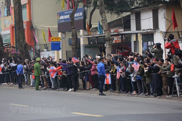 Người dân Hà Nội chào đón Chủ tịch Triều Tiên Kim Jong-un. (Ảnh: Minh Sơn/Vietnam+)