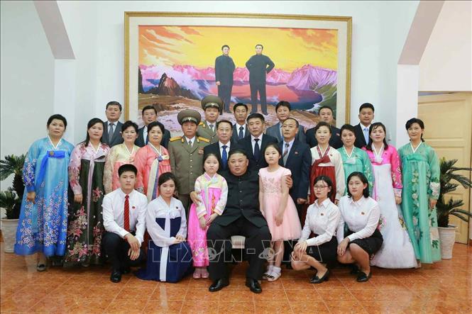 Chủ tịch Kim Jong-un thăm các nhân viên Đại sứ quán Triều Tiên tại Hà Nội ngày 26/2/2019. Ảnh TTXVN