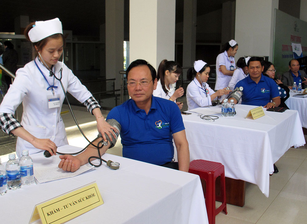 Lãnh đạo tỉnh hưởng ứng chương trình khám tư vấn sức khỏe