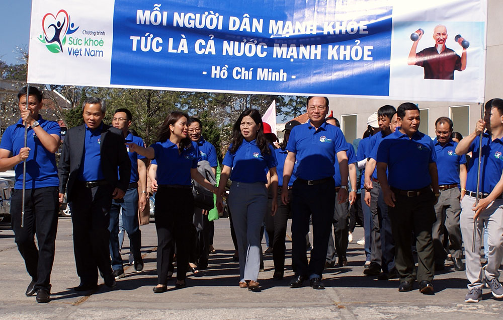 Lãnh đạo tỉnh tham gia đoàn diễu hành đi bộ phát động Chương trình Sức khỏe Việt Nam tại Lâm Đồng.
